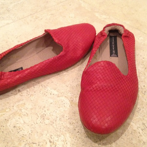 REDUCEDSteven by Steve Madden Red Smoking slippers - Picture 2 of 3