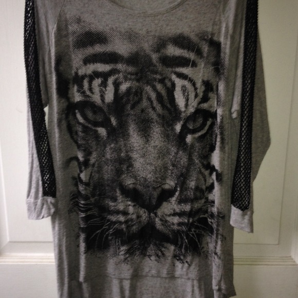 Tops - Tiger high low 3/4 sleeve top