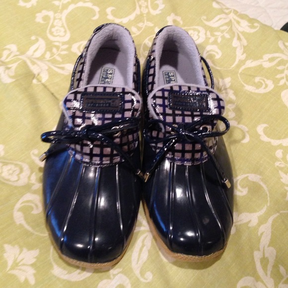## bundled ## Sperrys golashes like new