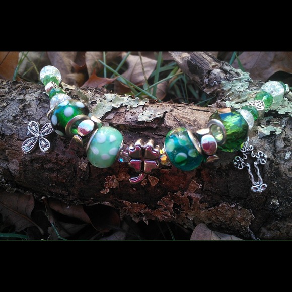 Irish themed charm bracelet with heart clasp - Picture 1 of 2