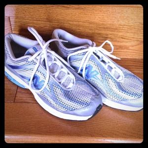 New Balance (N-fuse 560) size 9 running shoe.