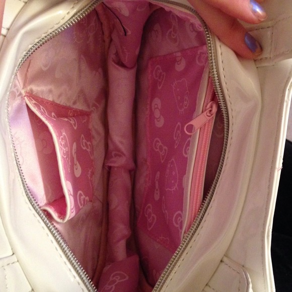 Hello Kitty quilted patent leather handbag - Picture 3 of 3
