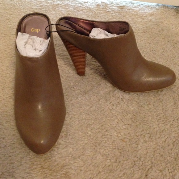 New Gap Clogs