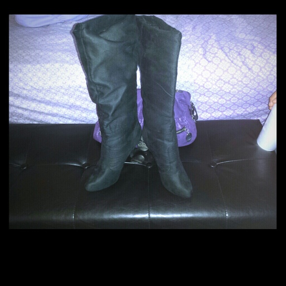 Size 6 boots from shoe dazzle used only once.