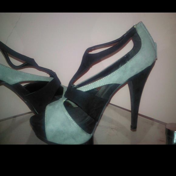 Black and grey suede pumps