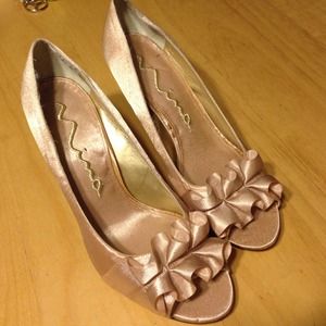 Nina satin pumps