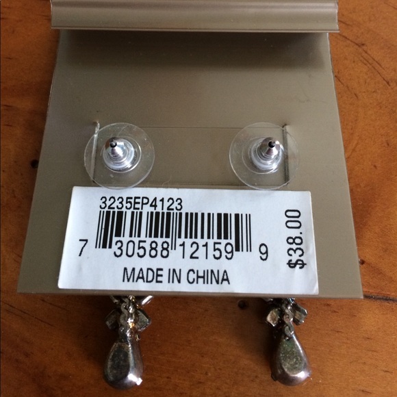 🍃💕Editor & HP Carolee Drop Crystal Stud Earrings - Picture 3 of 4