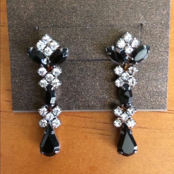 🍃💕Editor & HP Carolee Drop Crystal Stud Earrings - Picture 2 of 4