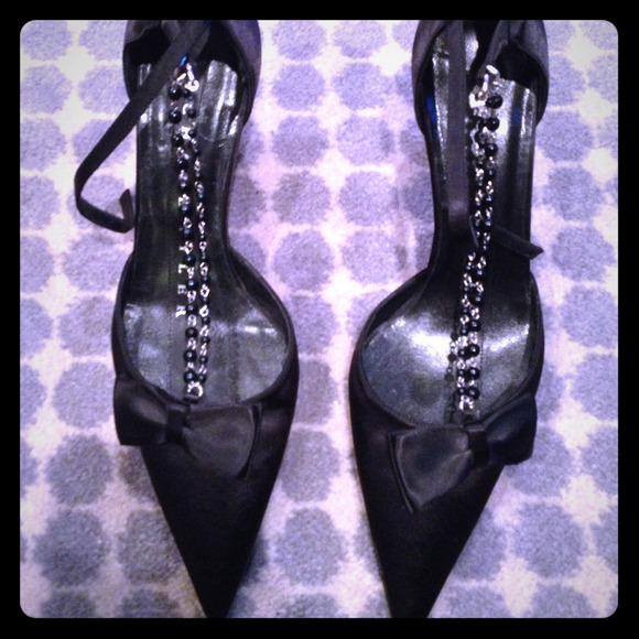 Richard Tyler 1in black satin heels