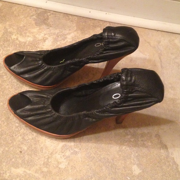 Fitted Aldo pumps, stretch leather.