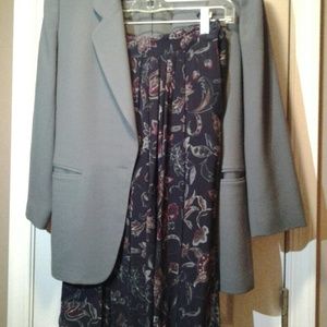 Classic Professional Womans  Skirt-Suit