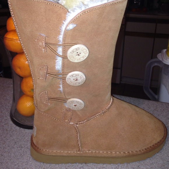 Ugg boots new with slight damage