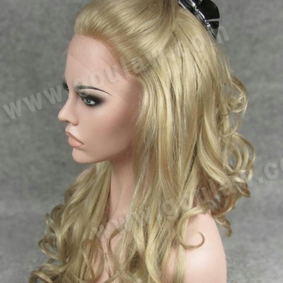 Beautiful blonde lace front wig 26 inches