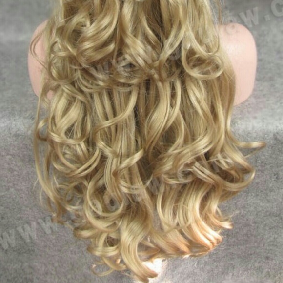 Beautiful blonde lace front wig 26 inches