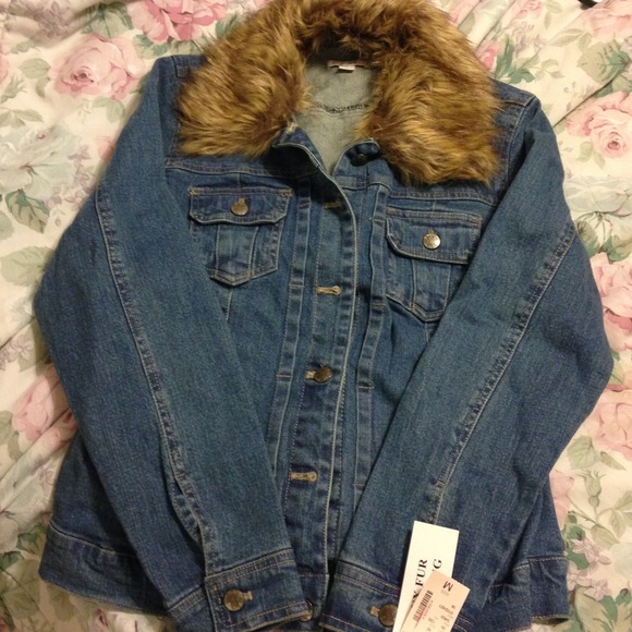 Jean jacket with faux fur collar