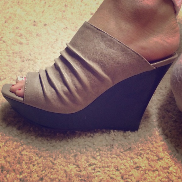 Jessica Simpson wedges!