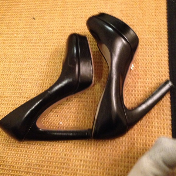 Prada 4" black platform pumps - Picture 2 of 4