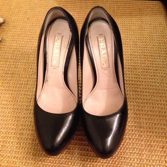 Prada 4" black platform pumps - Picture 4 of 4