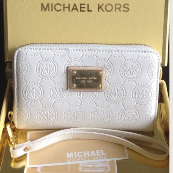 ✋Reserved✋mk zipper wallet for iPhone 4,5