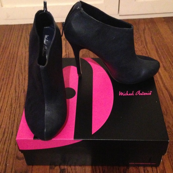 Leather/suede blue Michael Antonio ankle booties