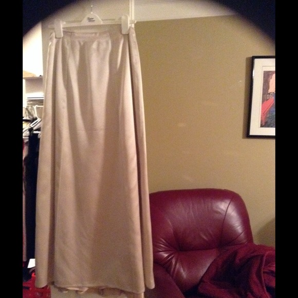 Satin beautiful  skirt - Picture 1 of 3