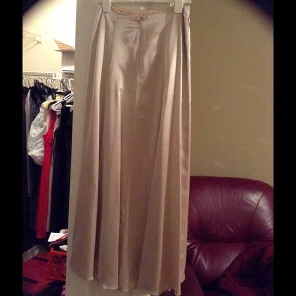 Satin beautiful  skirt - Picture 2 of 3