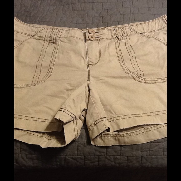 ❌❌SOLD❌❌Maurice's- Khaki shorts - Picture 1 of 3