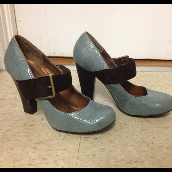 SOLD. Sky blue, Snake-Textured Pumps!