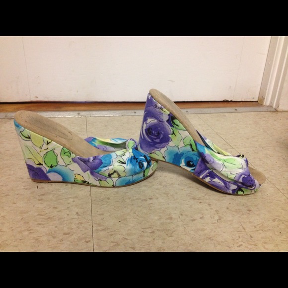 SOLD. Floral spring wedges - Picture 1 of 2