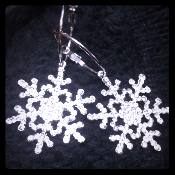 Jewelry - ❤️❤️SOLD❤️❤️. Snowflake bling earrings
