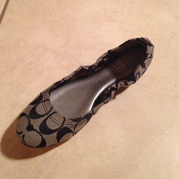 🚫SOLD🚫Black coach flats size 6