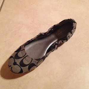 🚫SOLD🚫Black coach flats size 6