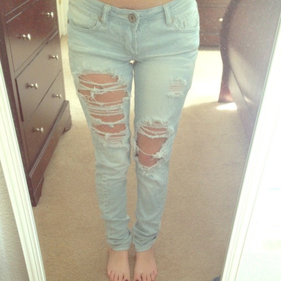 Acid washed destroyed jeans