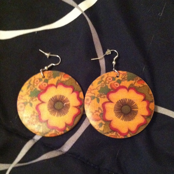 Brand new, wooden earrings. Never worn. - Picture 1 of 1