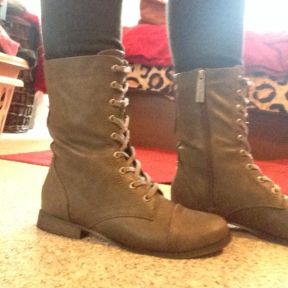 SOLD🎉🎉Brown combat boots🎉🎉 - Picture 2 of 4