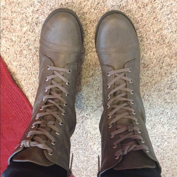 SOLD🎉🎉Brown combat boots🎉🎉 - Picture 3 of 4