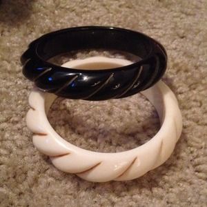 Bangles/Black/White bracelet