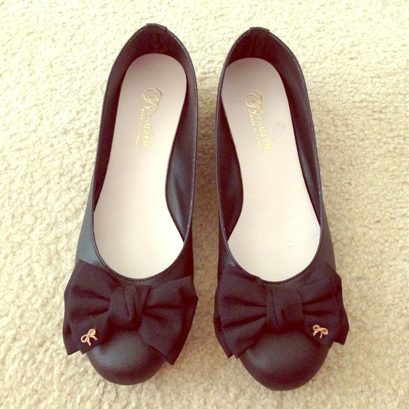 Cute black bow kitten heels/flats