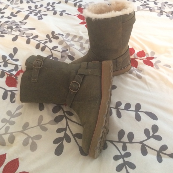 UGG Shoes - ‼️PRICED JUST LOWERED Noira UGG BOOTS. 💥PRE LOVED