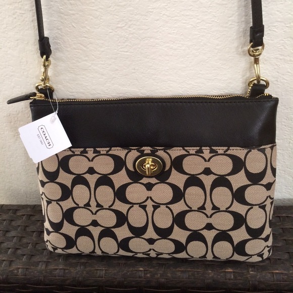 ❌SOLD❌COACH Printed Signature crossbody - Picture 2 of 3