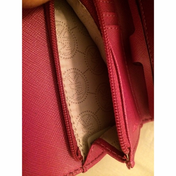 Michael Kors Saffiano Peony iPhone 4/4S Wristlet - Picture 2 of 3