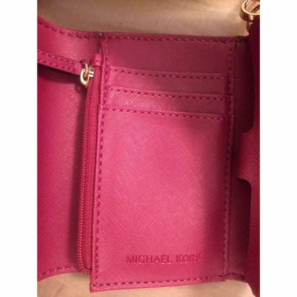 Michael Kors Saffiano Peony iPhone 4/4S Wristlet - Picture 3 of 3