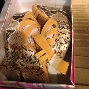 REDUCED Yellow suede wedges