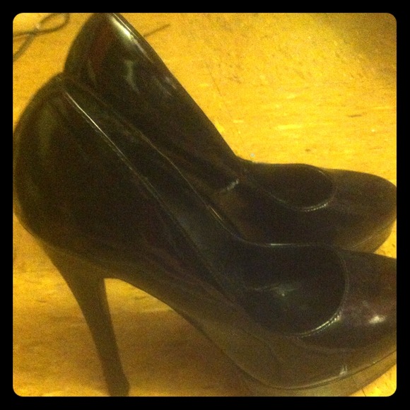 Black pumps - Picture 1 of 3