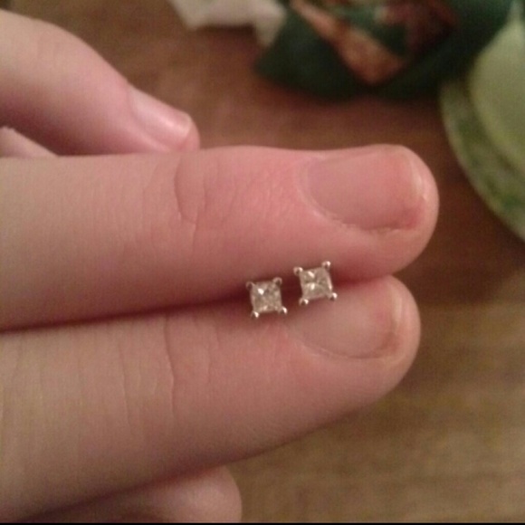 Real diamond earrings studs 14k white gold!