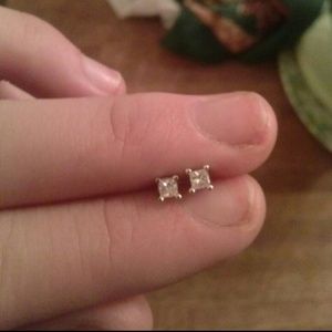 Real diamond earrings studs 14k white gold!