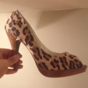 Leopard Peep Toe pumps