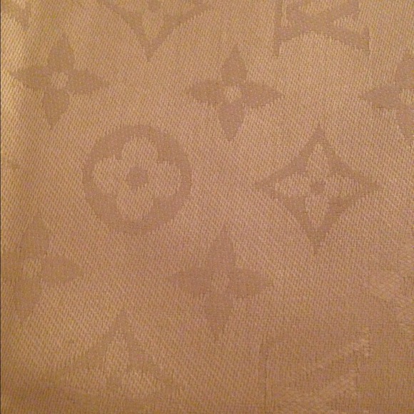 New never worn Louis Vuitton cream monogram shawl - Picture 3 of 4