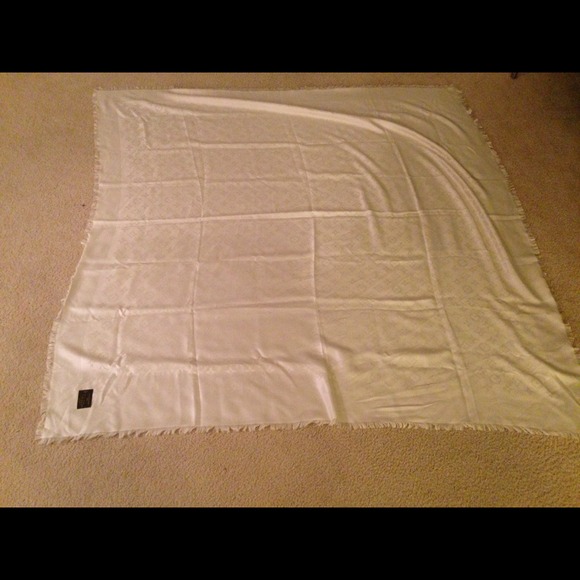 New never worn Louis Vuitton cream monogram shawl - Picture 4 of 4