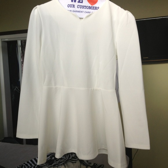 NWT Pretty 🎀White peplum blouse with zip up back!